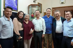 The delegation visits Meritorious Artist Le Thien (3rd, L). (Photo: SGGP)